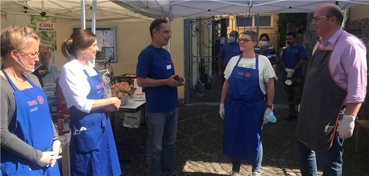 Sascha Schoblocher (r.) hat Würstchen für die Tafel gespendet. Foto: privat