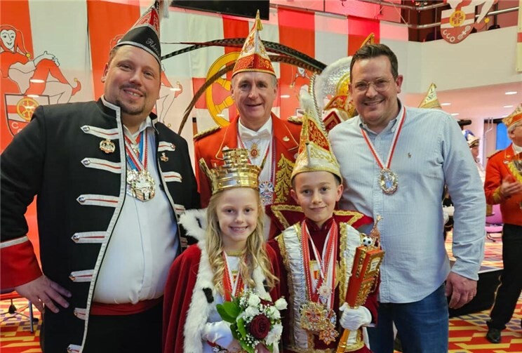 Sascha Seitz, Michael Schneider und Andreas Birtel übereichen das Präsent an die Kindertollitäten Prinz Lias I. und Kinderlahno Tilda I.Foto: Thomas Back