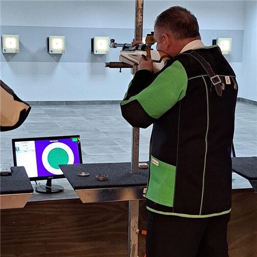 Sascha Vohl mit dem Luftgewehr Auflage.  Foto: Raimund Adams