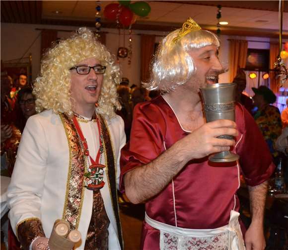 Sascha Zidar (links) machte als Weinprinzessin und Mario Zidar als Weinkönigin Mario(n) I. von sich reden.