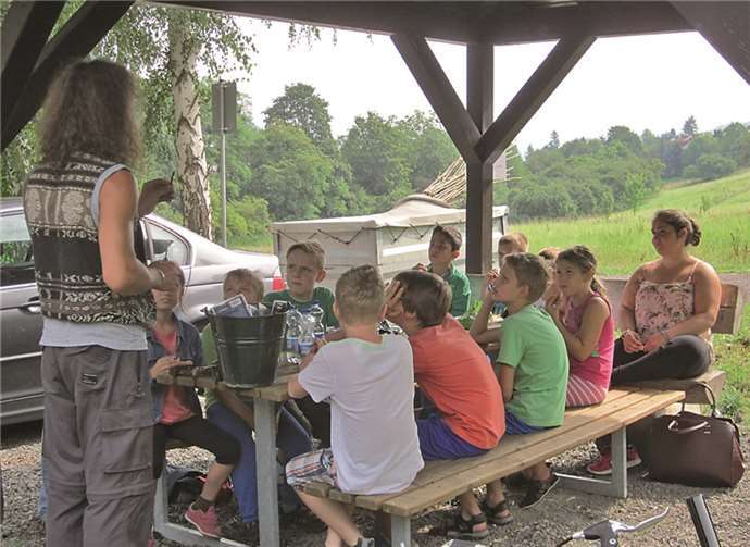 Sascha erklärt den Kindern wie man Feuer machen kann. privat