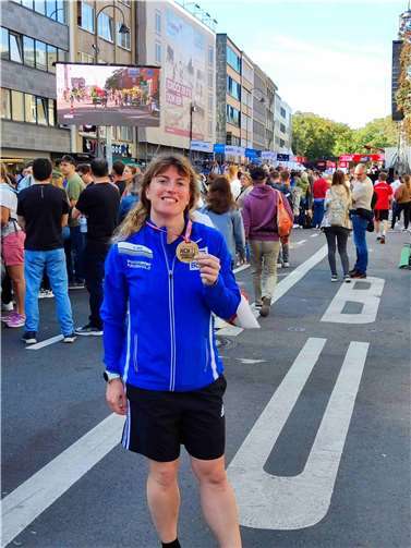 Saskia Alflen freut sich sehr über ihren erfolgreichen Halbmarathon. Foto: Saskia Alflen