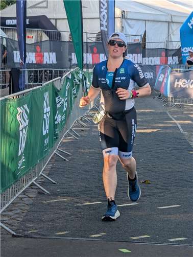 Saskia Alflen lief nach 3,8 km schwimmen, 180 km radfahren und 42 km laufen erschöpft, aber überglücklich ins Ziel beim Ironman in Frankfurt. Foto: privat