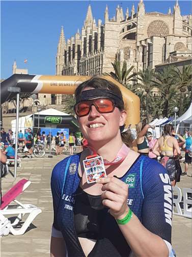 Saskia Alflen nach dem Zieleinlauf im Hintergrund die Kathedrale von Palma.  Foto: privat