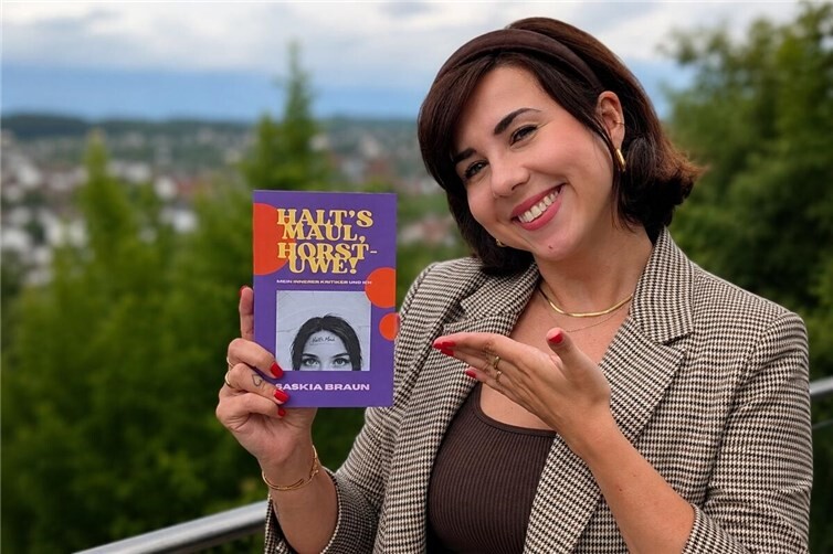 Saskia Braun mit ihrem Debütroman.
