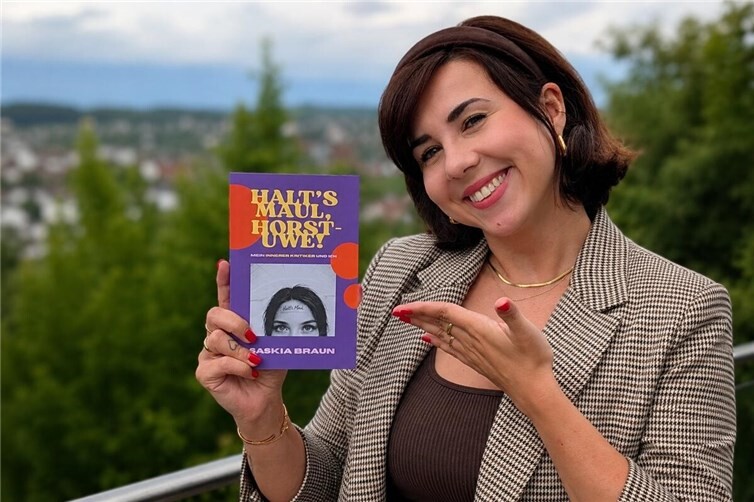 Saskia Braun mit ihrem Debütroman.