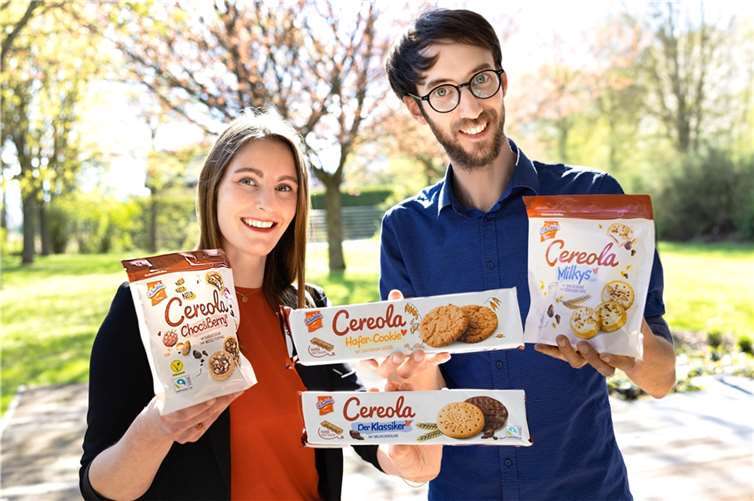 Saskia Koch, Brand Managerin DeBeukelaer Cereola, und Tim-Arne Sidenstein, Teamleiter Produktentwicklung, freuen sich über die Auszeichnung TopMarke 2023 der Lebensmittelzeitung für DeBeukelaer Cereola.  Quelle: © Griesson - de Beukelaer