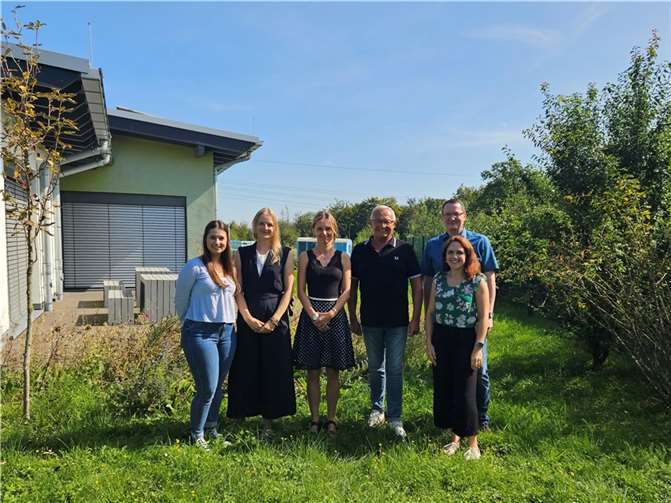 Saskia Rauert (Pflegekinderdienst Kreis Neuwied), Nadine Willms (Pflegekinderdienst Kreis Neuwied), Anastasia Wächter (Pflegekinderdienst Kreis Neuwied), Landrat Achim Hallerbach, Thomas Gunkel (Pflegekinderdienst Kreis Neuwied), Laura Wissing (Pflegekinderdienst Kreis Neuwied). Foto: Thomas Gunkel/Kreisverwaltung Neuwied