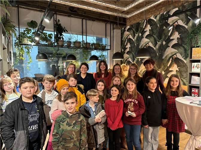 Saskia Scherhag König (Präsidentin Zonta Koblenz I) und Projektinitiatorin Theresa Lambrich, ebenfalls Zonta, ehrten in feierlichem Rahmen gemeinsam mit Cara Schneider und Katharina Bing von Reuffel die diesjährigen Preisträgerinnen und Preisträger des Malwettbewerbs „Superwoman gesucht! Quelle: Zonta Koblenz