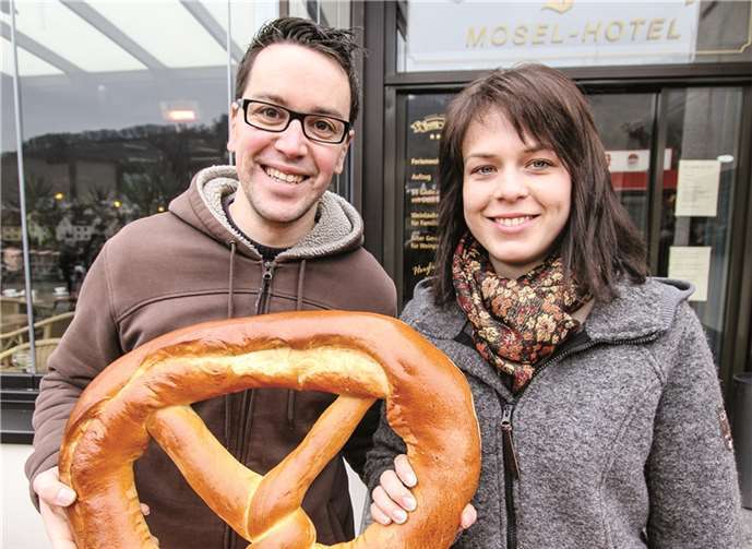 Saskia und Jens Huppertz verteilten die Brezeln im Austausch mit den Weinbergpfählen.