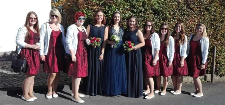 Saßen wie angegossen: Die von Inge Kurtenbach geschneiderten neuen Roben der Damen aus Lorscheid. privat