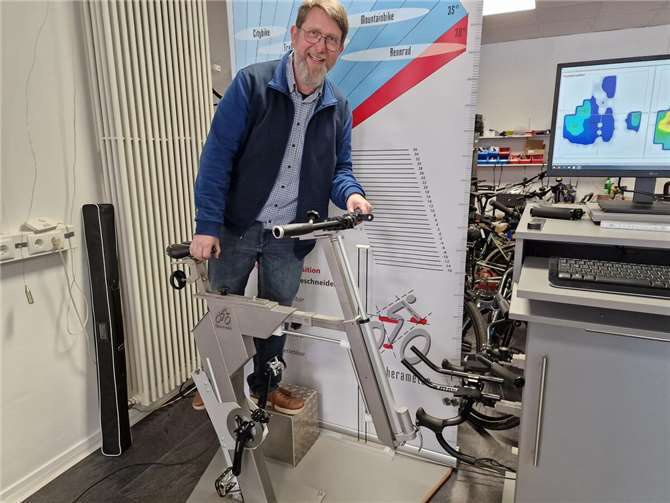 Sattelkompetenz-Fachmann und Bikeselection-Chef Michael Kröger erläutert am Physiotherameter, wie sich mit richtiger Einstellung und passendem Sattel die Schmerzpunkte ausmerzen lassen.
