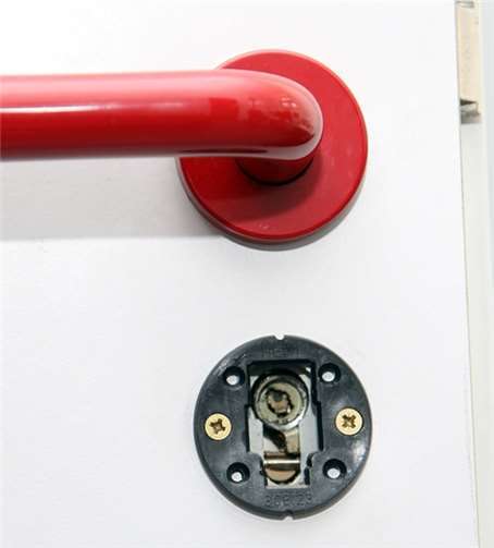 Sauber aufgebohrt oder auch ausgehebelt wurden die Schlösser zu den einzelnen Büros - die Täter waren „fachlich versiert“.