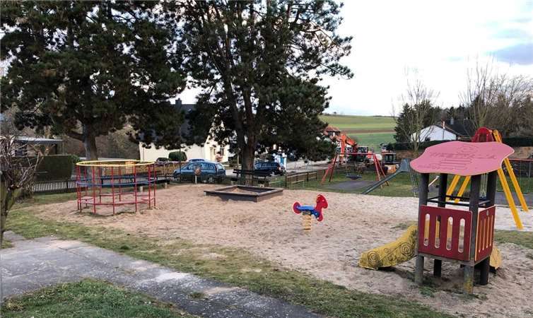Sauber und intakt: Der Spielplatz in Koisdorf ist ein echter Klassiker. Foto: Peter Krupp