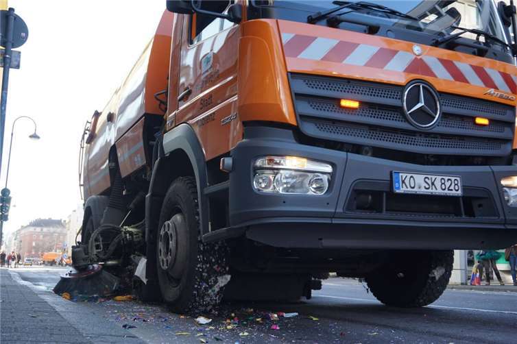 Saubere Sache, die Straßenreinigung räumt nach Rosenmontagszug auf. Foto: Stadt Koblenz/Sebastian Glinski