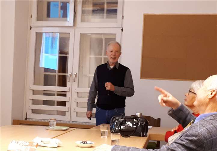 Sauberes Wasser – Menschenrecht. Über dieses Thema informierte der Bildungsreferent für Fairen Handel des Vereins Eine-Welt Linz e.V., Karl Hermann Amthauer, in diesen Tagen in den Räumen der kath. Familienbildungsstätte im Historischen Rathaus Linz. Foto: Hans-Joachim Schmitz