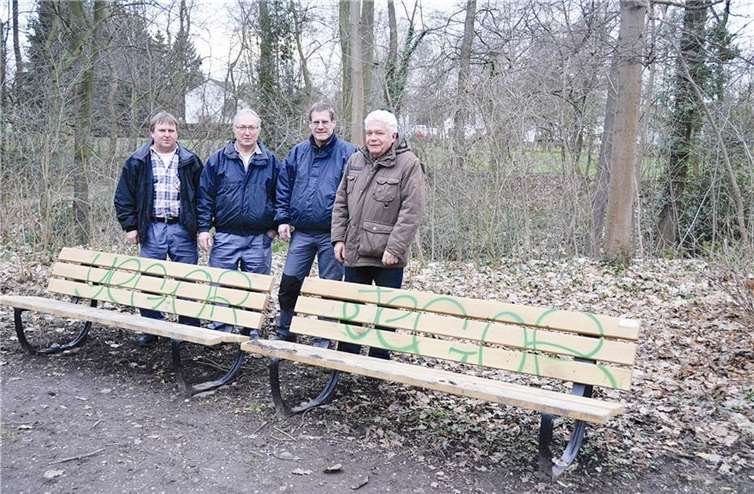 Sauer über die Schmierereien sind Vladimir Ziuzin, Peter Beyer, Ewald Becker und Werner Gerhards. WM