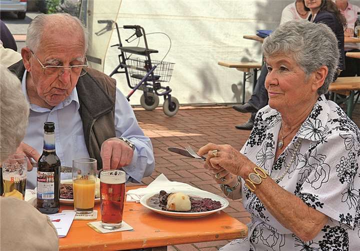 Sibbeschröm, Kniffel und deftiges Essen waren angesagt Sauerbraten, Klöße und Rotkraut waren ein Muss für jeden Kirmesbesucher.