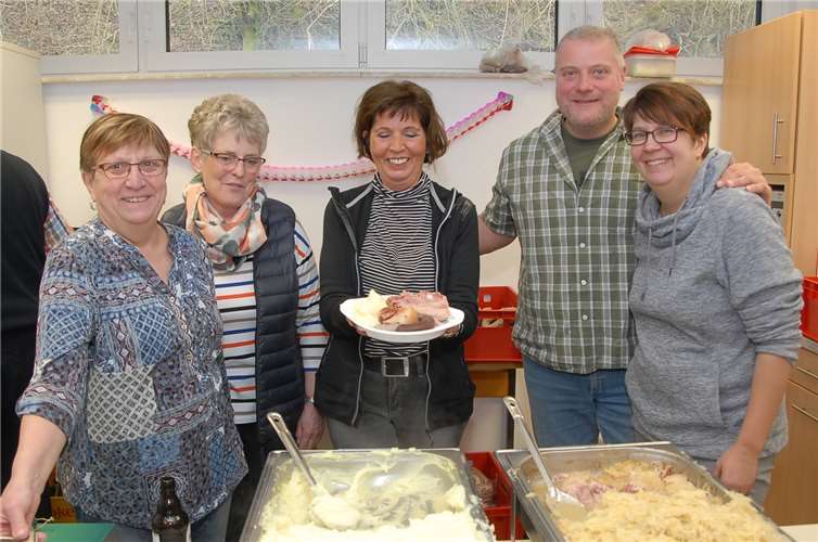 Sauerkraut, Püree, Dicke Bohnen, Wurst und Wellfleisch aus der Feldküche– die kulinarischen Angebote, präsentiert von den Vorstandsmitgliederndes Vereins und ihren Frauen, können sich sehen lassen. Fotos: KER