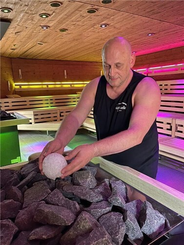 Saunameister Heiko Engels bereitet den Aufguss für die neue Erlebnissauna vor. Dabei werden natürliche ätherische Öle benutzt.  Foto: Svenja Kurz/Deichwelle