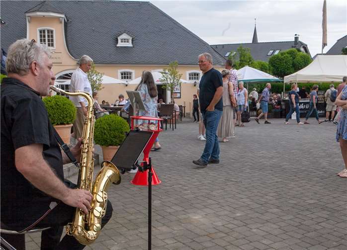 Saxophonist Ean Gidman unterhielt die Gäste musikalisch vor dem Eingang von Schloss Miel.