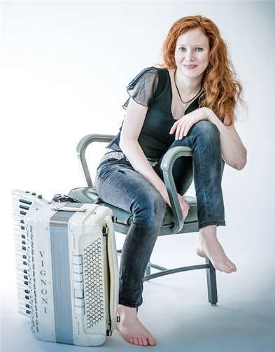 Scarlett Christmann wird mit ihrem Akkordeon ihr Publikum mitnehmen auf eine musikalische Weltreise. Foto: Klaus Weddig
