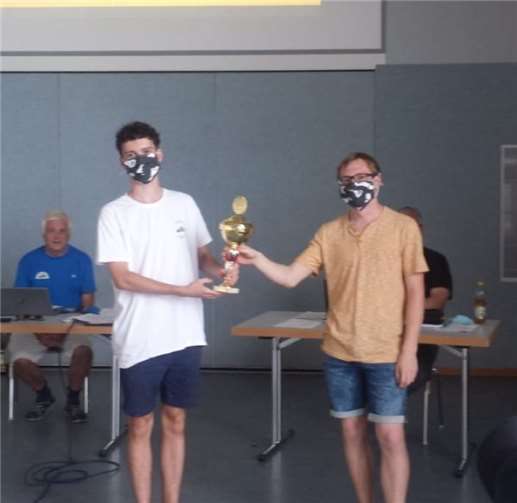 Schach: Jugendwart Jonas Naumann (re) überreicht den Siegerpokal an Konrad Langner, Pokalsieger 2019/20.