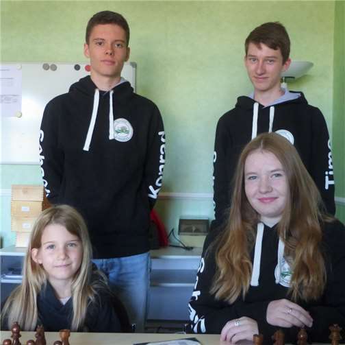 Schach ist auch Mannschafts-Sport ,wie man auch am einheitlichen Outfit der vier Nachwuchstalente Laura Schröder, Elisa Naumann, Konrad Langner und Timo Schröder sieht. Foto: privat