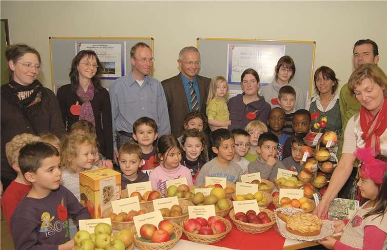 „Schätze unserer Heimat gemeinsam genießen“ - unter diesem Motto stand das von der Kreisverwaltung Neuwied initiierte Bratapfelfest in der Familienbildungsstätte Neuwied. Dort hatten auf Einladung des 1. Kreisbeigeordneten und Umweltdezernenten Achim Hallerbach die Vorschulkindergartenkinder des Kindergartens St. Matthias mit Äpfeln aus heimischen Streuobstwiesen gebacken und so den Apfel als gesundes Lebensmittel kennengelernt.privat