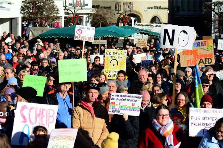 Schätzungsweise 1000 Menschen demonstrierten auf dem Marktplatz in Mayen für Demokratie und Menschenrechte. Fotos: CF