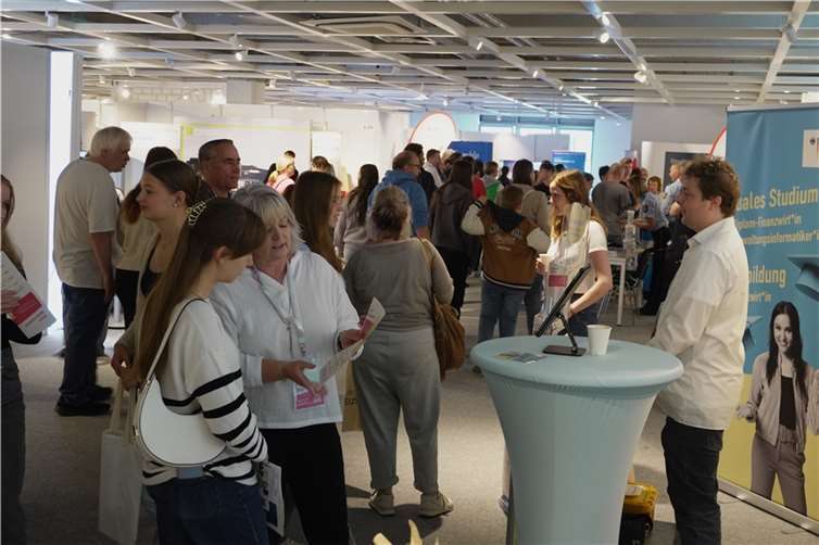 Schätzungsweise rund 3.000 Menschen besuchten die diesjährige Rheinbacher Ausbildungsmesse.  Fotos: CF