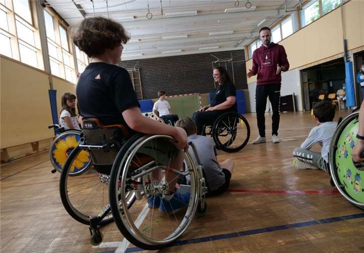 Schaffen die Kinder eine ganze Drehung, ohne die rote Plattform zu verlassen?