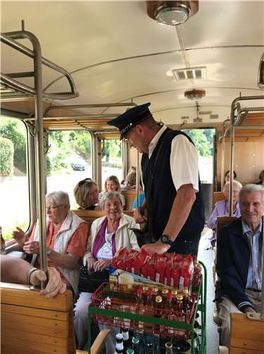Einmal dem Alltag entfliehen Schaffner Wilfried Thelen sorgte dafür, dass die Urlauber auf der Fahrt von Brohl nach Engeln genug zum Trinken hatten.