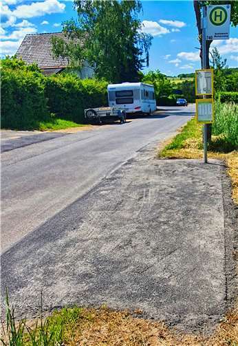 Schaffung eines asphaltierten Bereiches anstelle von Schotter zum sicheren Ausstieg in Klein-Schlebach-Ort.