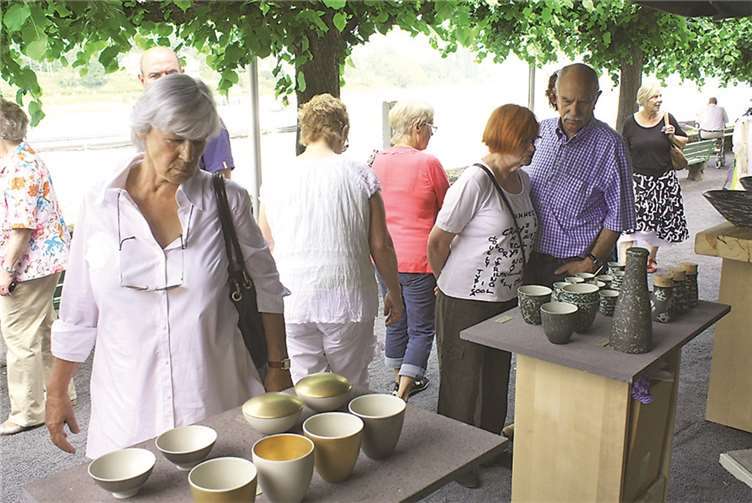 Schalen, Schüsseln oder Becher aus Glas, Keramik oder Holz gehörten zu den Angeboten des Design-Marktes. DL