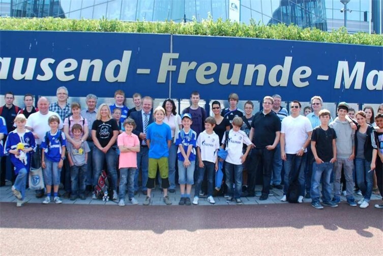 Schalke-Fans aus dem Großraum Koblenz/Neuwied vor den Fanmauer an der Arena.