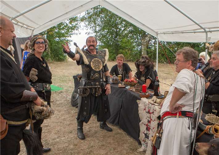 Schamane Malakai und Hunnen König Attila empfingen die Gäste an der Fürstentafel.Fotos: Jost