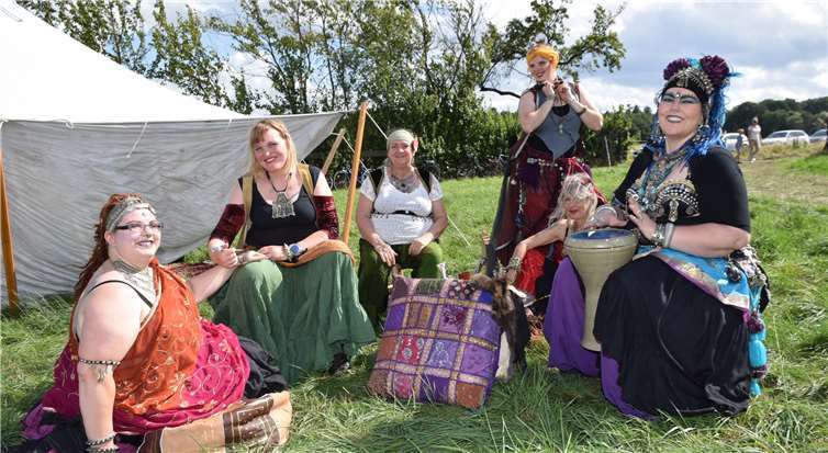 Schamaninnen und Tänzerinnen aus Bonn nehmen schon seit Jahren an dem Ritterlager teil. Fotos: EICH