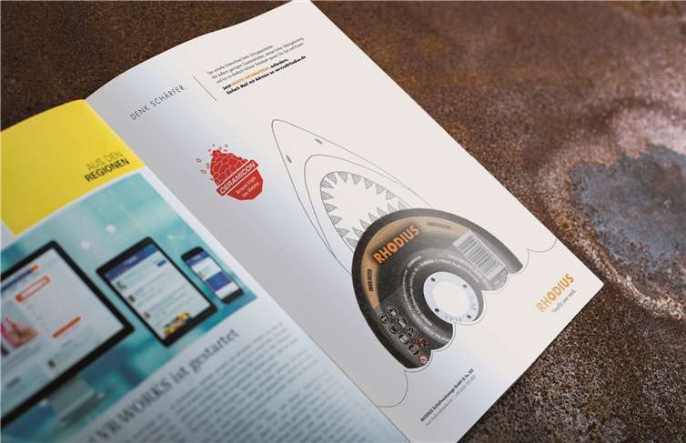 Scharf und widerstandsfähig wie die Zähne eines Haifisches sind die CERAMICON Trenn- und Schleifscheiben – ein starkes Beispiel für die ausgezeichnete Anzeigenkampagne. RHODIUS