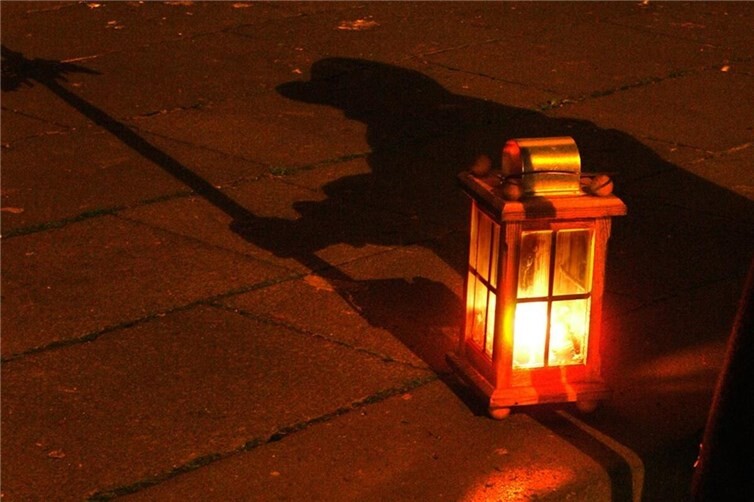 Schatten des Nachtwächters mit Laterne