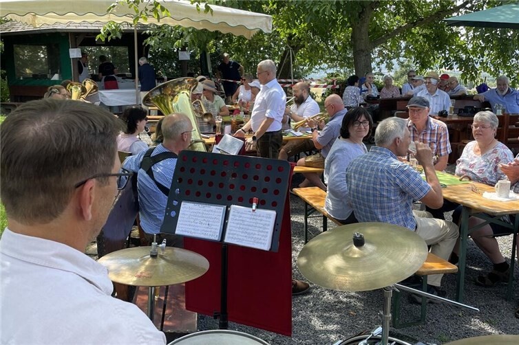 Schatten suchten auch die Kuhlen Musikanten bei der Kirmes an der Erler Berghütte.