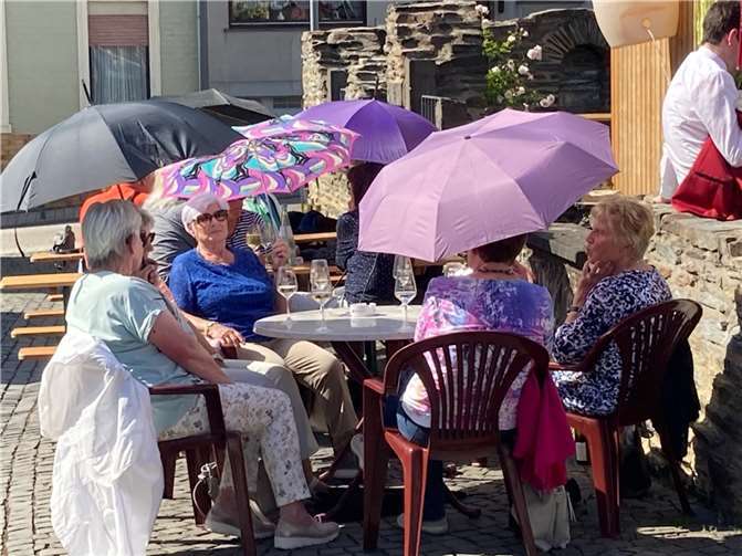 Schattige Plätzchen waren in Kaisersesch Mangelware. Die Oldies wussten sich zu helfen.