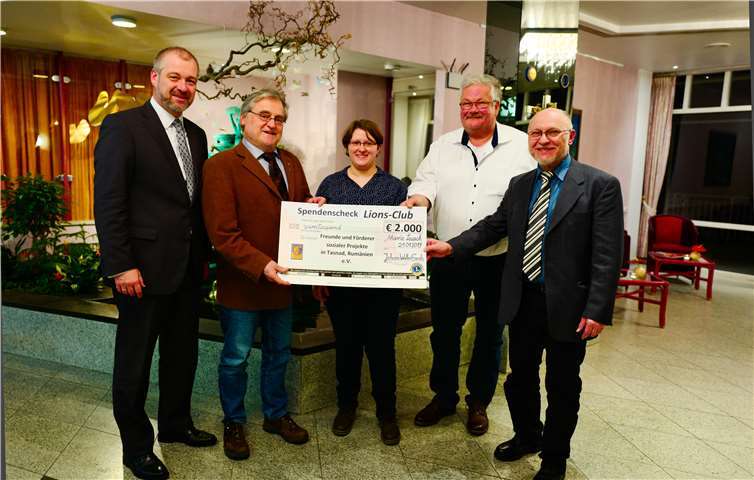Schatzmeister Christoph Helling und Präsident Johann Walter Groh, (li.), beide Lions-Club Laacher See, übergeben die Spende von 2.000 Euro an die Vorstandsmitglieder der Hilfsorganisation Dorit Althöhn, Ansgar Balkenhohl und Hans Althöhn, (re.). privat