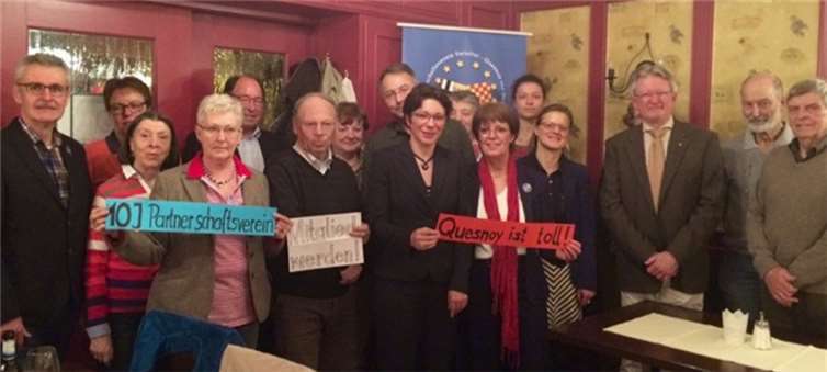 Schatzmeister Stephan Will, zweiter von rechts, mit rotem Schild Vorsitzende Monika Wolf-Umhauer und dritte von rechts Schriftführerin Stéphanie Duhr.Privat