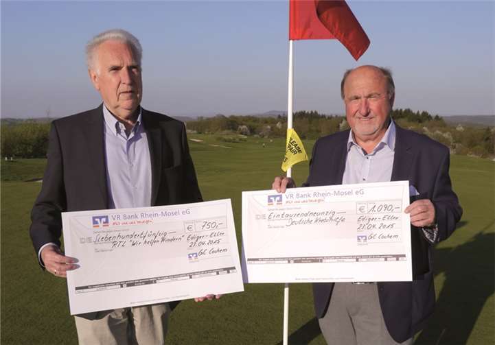 Schatzmeister Werner Kranz (l.) sowie Präsident Manfred Ostermann überreichten die Spendenschecks an die Deutsche Krebshilfe und RTL.privat