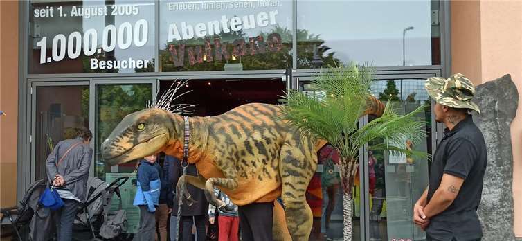 Schau mal, wer da guckt: Die Dinos waren im Lava-Dome anlässlich des 20. Geburtstags zu Gast.  Foto: Claudia Coyard/Lava-Dome