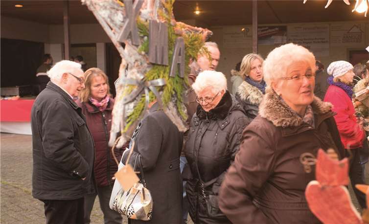 Schauen, kaufen, Leute treffen und ein Schwätzchen halten - das schätzen die Gäste beim Raubacher Weihnachtsmarkt. WT