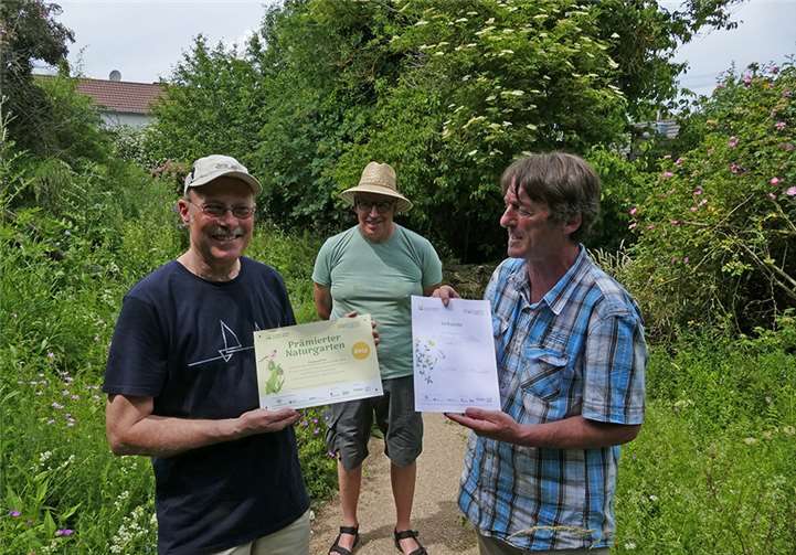 Schaugarten – als „Naturgarten in Gold“ prämiert: v.l.) Hans-Georg Levin (AK Naturnaher Schaugarten), Dr. Jürgen Schneider (NaturGarten e.V., Regiogruppe Osnabrücker Land), Bernd Assenmacher (Wissenschaftsladen Bonn) Foto: B. Kümpel