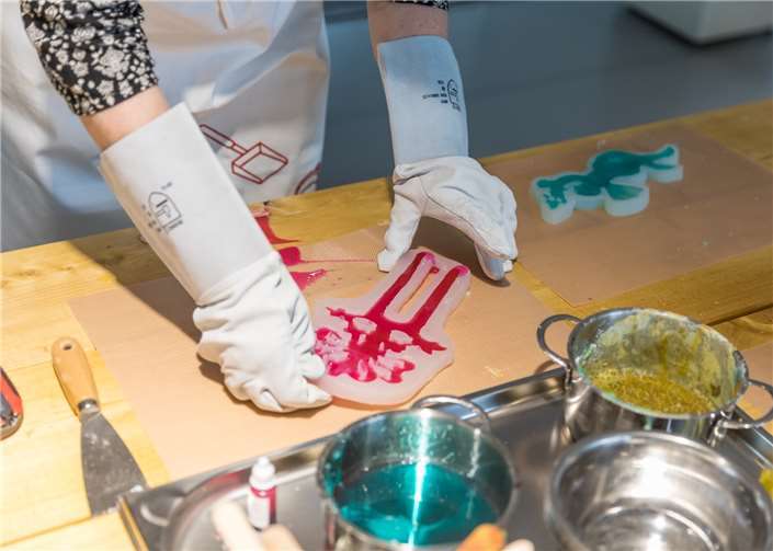 Schaugießen im Rahmen der Sonderausstellung „Bunte Güsse“.Foto: Benedikt Rothkegel