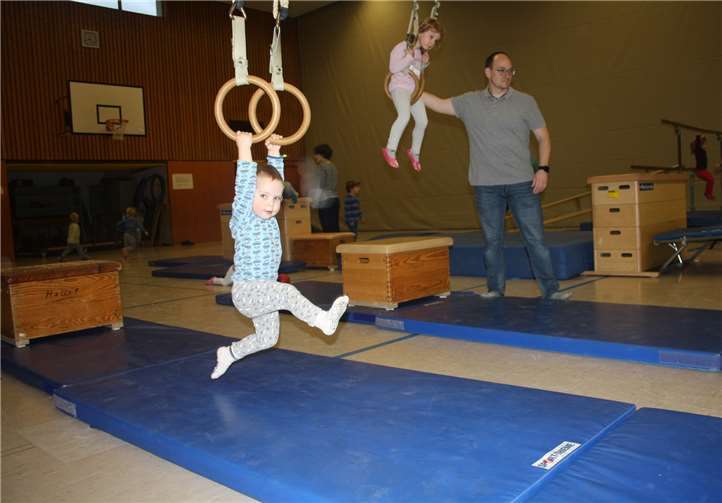 Schaukeln an den Ringen bereitet den Kindern großen Spaß. privat